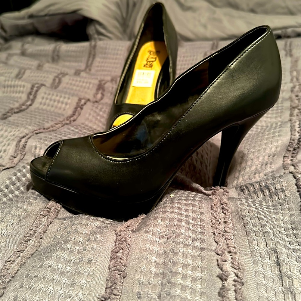 6.5 peep toe black heel NWT 4” heels